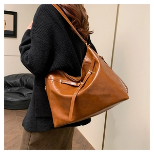 Macro dettagli di una borsa a tracolla marrone vintage con fibbie decorative alla moda