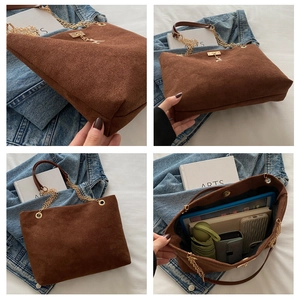 Détails d'un sac cabas en daim marron avec chaîne dorée et intérieur spacieux en quatre vues