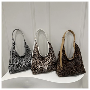 Comparaison détaillée des cabas imprimé léopard en gris, beige et marron café