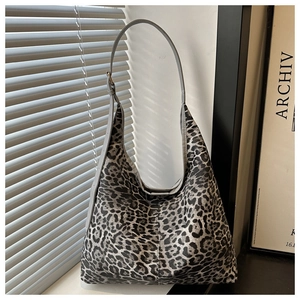 Détail du sac cabas gris à motif léopard avec bandoulière réglable et texture cuir lisse