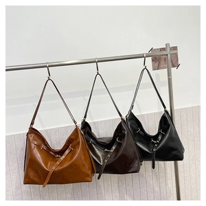 Tre borse tote minimaliste in marrone, caffè e nero viste lateralmente con dettaglio fibbia