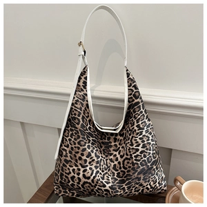 Détail du sac cabas léopard avec bandoulières blanches réglables et boucles dorées