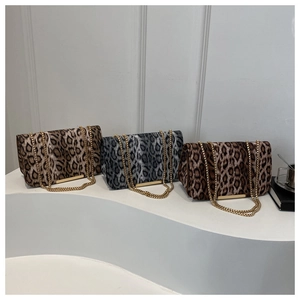 Vue détaillée des sacs léopard avec chaînes dorées disponibles en trois coloris