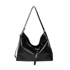 Grande borsa tote nera minimalista con fibbia in metallo e cinghie regolabili