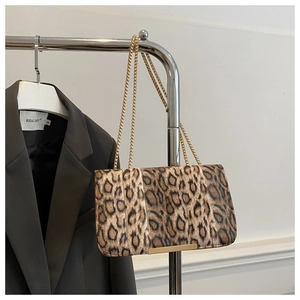 Détail du sac à main léopard avec chaîne dorée et finition texturée raffinée