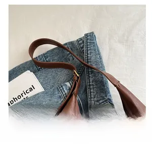 Dettaglio della tracolla in pelle e fodera in camoscio della borsa tote marrone