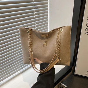 Sac Bandoulière Vintage en Suédine avec Chaîne pour Femmes Fourre-tout Grande Capacité Sac sous le Bras avec Pendentif Cerf Sac à Main Chic et Minimaliste