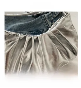 Gros plan du sac croissant argenté avec une texture plissée élégante et effet miroir