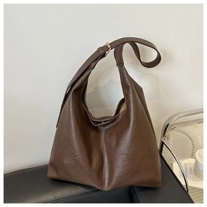 Dettaglio della borsa tote vintage marrone con tracolla regolabile e trama in pelle
