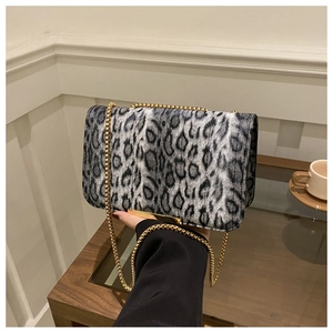 Détails du sac à chaîne motif léopard avec fermoirs dorés et finitions métalliques