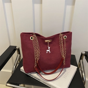 Sac fourre-tout bordeaux rétro en daim avec chaîne dorée et un pendentif cerf