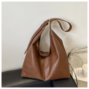 Dettaglio borsa hobo marrone vintage in pelle PU con fibbia dorata e texture oliata