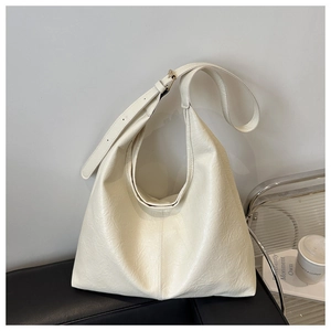 Dettaglio della borsa tote beige capiente con trama in pelle PU e tracolla regolabile