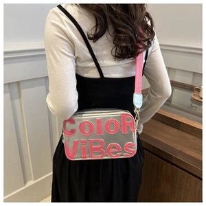 Borsa a tracolla argento con scritta Color ViBes rosa e ampia tracolla in tessuto morbido