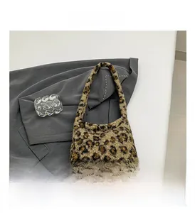 Détail du sac à bandoulière en peluche à motif léopard avec texture en fausse fourrure