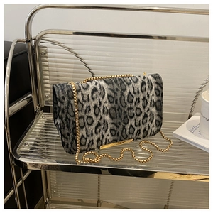 Détail du sac à chaîne à motif léopard gris avec texture peluche et détails dorés
