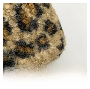 Gros plan détaillé du tissu en polaire léopard avec une texture bouclée et douce
