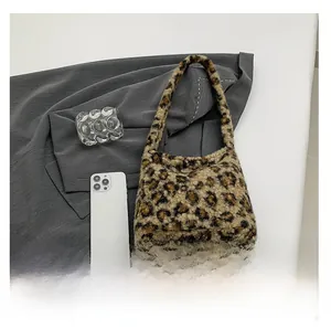 Vue détaillée du sac à bandoulière en peluche imprimé léopard avec texture douce en fourrure