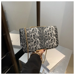 Détail de la texture léopard et de la chaîne dorée sur ce sac bandoulière à la mode