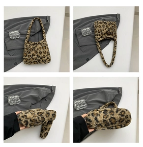 Détails de la texture léopard en peluche du sac seau avec vue sur sa forme souple