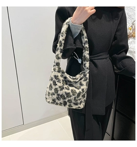 Détails de la texture du sac à main pelucheux léopard et poignée intégrée élégante