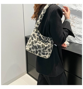 Détail du sac bandoulière en peluche léopard élégant avec texture en fausse fourrure