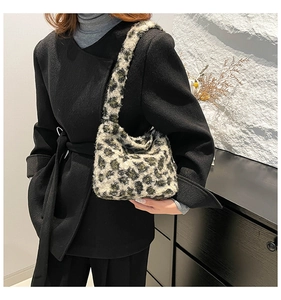Détail du sac à bandoulière en peluche avec imprimé léopard en fausse fourrure douce