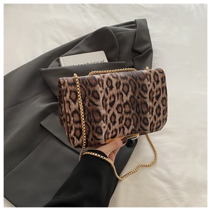 Détail du sac à motif léopard avec chaîne dorée élégante et fermoir en métal brillant