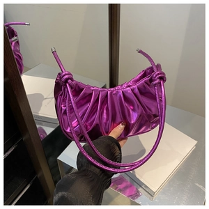 Détails du sac demi-lune violet métallisé avec plis nuages et bandoulière nouée