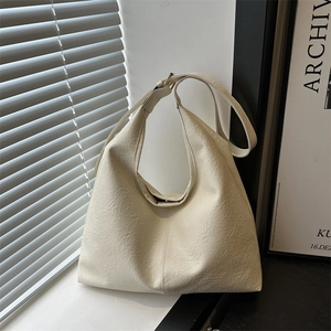 Borsa tote beige minimalista grande capacità in ecopelle con trama stropicciata e tracolla
