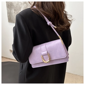 Detail der hellvioletten Ledertasche mit goldener U-Schnalle und modischem Knotengurt-Detail