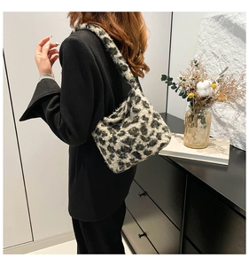 Détail d'un sac à bandoulière en peluche à motif léopard porté par un mannequin de côté