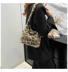 Vue détaillée du sac sous l'aisselle en peluche à motif léopard porté par un mannequin