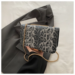 Détail du sac à bandoulière léopard avec chaîne dorée et texture en tissu doux