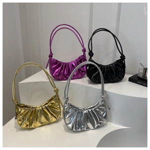 Détail de la texture plissée métallique et des brides nouées des sacs en demi-lune