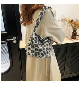 Gros plan d'un sac porté épaule en peluche léopard avec fausse fourrure douce style hobo
