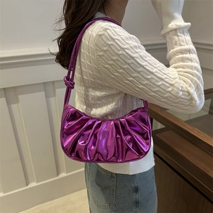 Sac croissant violet métallisé avec plis élégants et nœud décoratif sur l'épaule