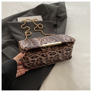 Détail du sac léopard avec sa chaîne dorée élégante et son fermoir métallique à pression