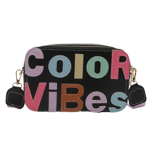 Borsa a tracolla nera alla moda con patch colorate con scritta COLOR VIBES e stile chic