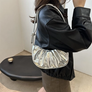 Sac à épaule croissant argenté métallisé avec plis et détail de sangle à nœud élégant