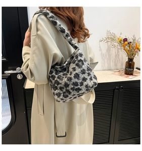 Détail du sac seau en peluche léopard montrant la texture fausse fourrure et la bandoulière
