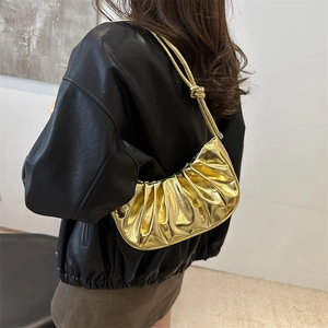 Sac croissant doré métallisé avec fronces et détail de nœud sur la bandoulière de mode