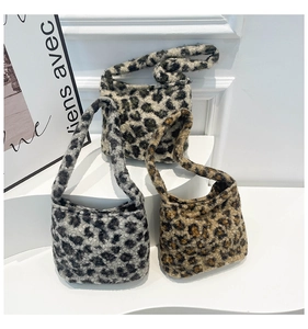 Détails de la texture des sacs à main en peluche léopard en gris, marron et vert olive