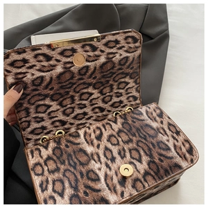 Détail de la texture léopard sur sac en cuir PU avec fermoir magnétique doré brillant