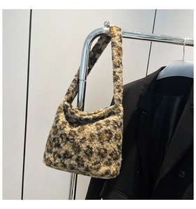 Vue détaillée du sac cabas en peluche léopard avec une texture douce en fausse fourrure