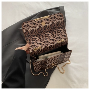 Vue intérieure du sac à chaîne léopard montrant la capacité avec un téléphone portable