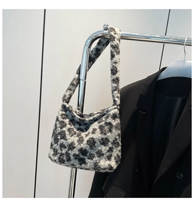 Vue détaillée du grand sac cabas en peluche léopard montrant la texture douce