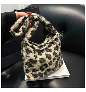 Gros plan du sac à main en peluche léopard avec texture douce et poignée robuste