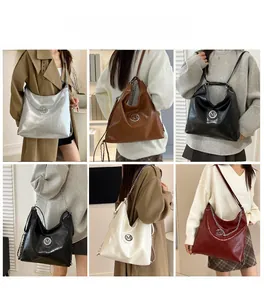 Collage de sacs cabas à chaîne en cinq couleurs montrant divers styles et textures