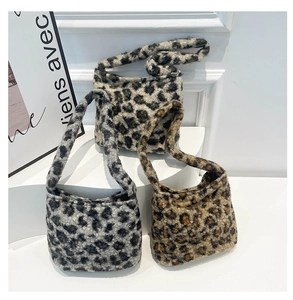 Détail des sacs à main en peluche imprimé léopard en coloris gris, marron et bleu